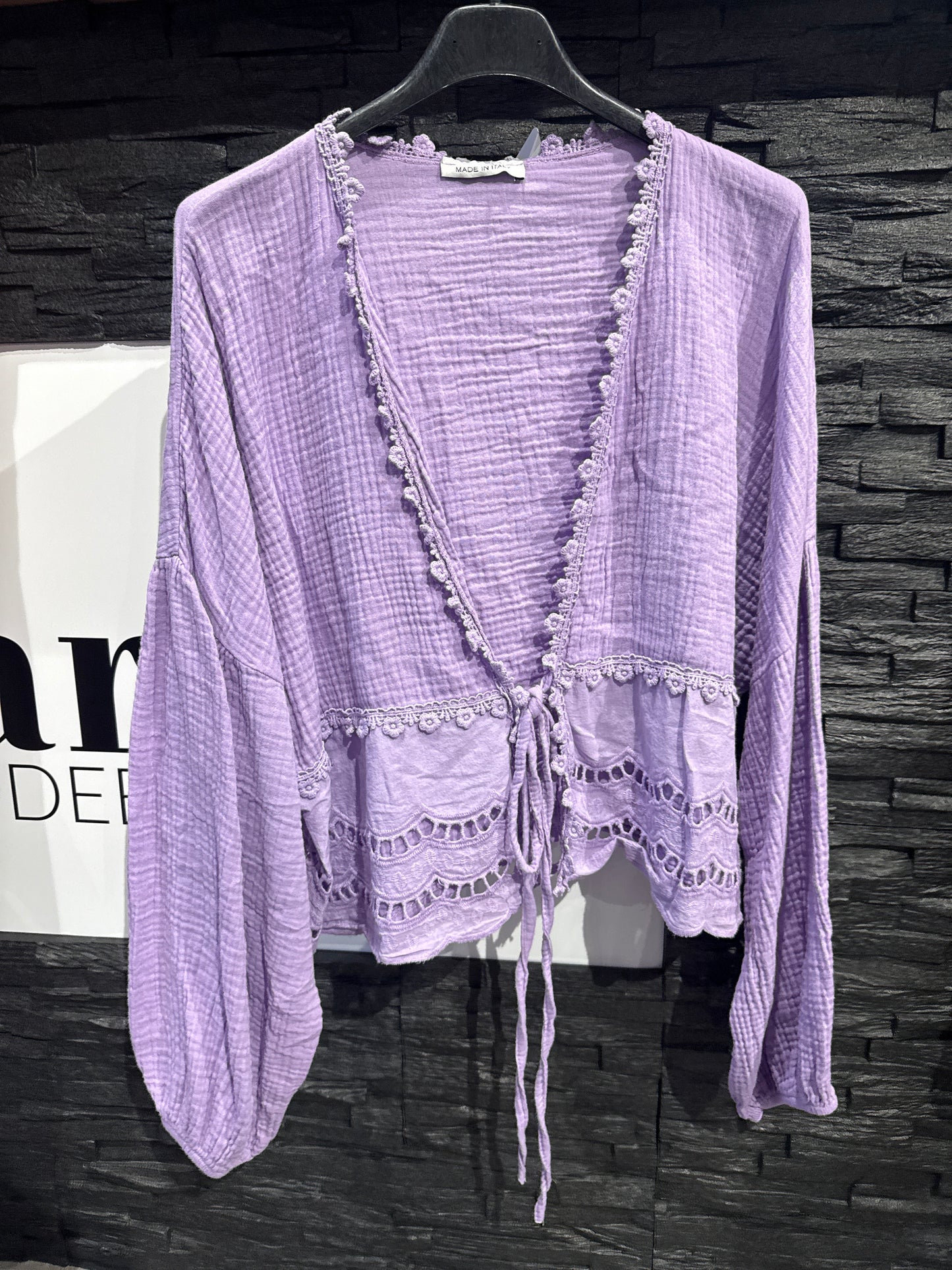 MUSSELINBLUSE MIT SPITZE -1222- FLIEDER - Sarahs Modeboutique