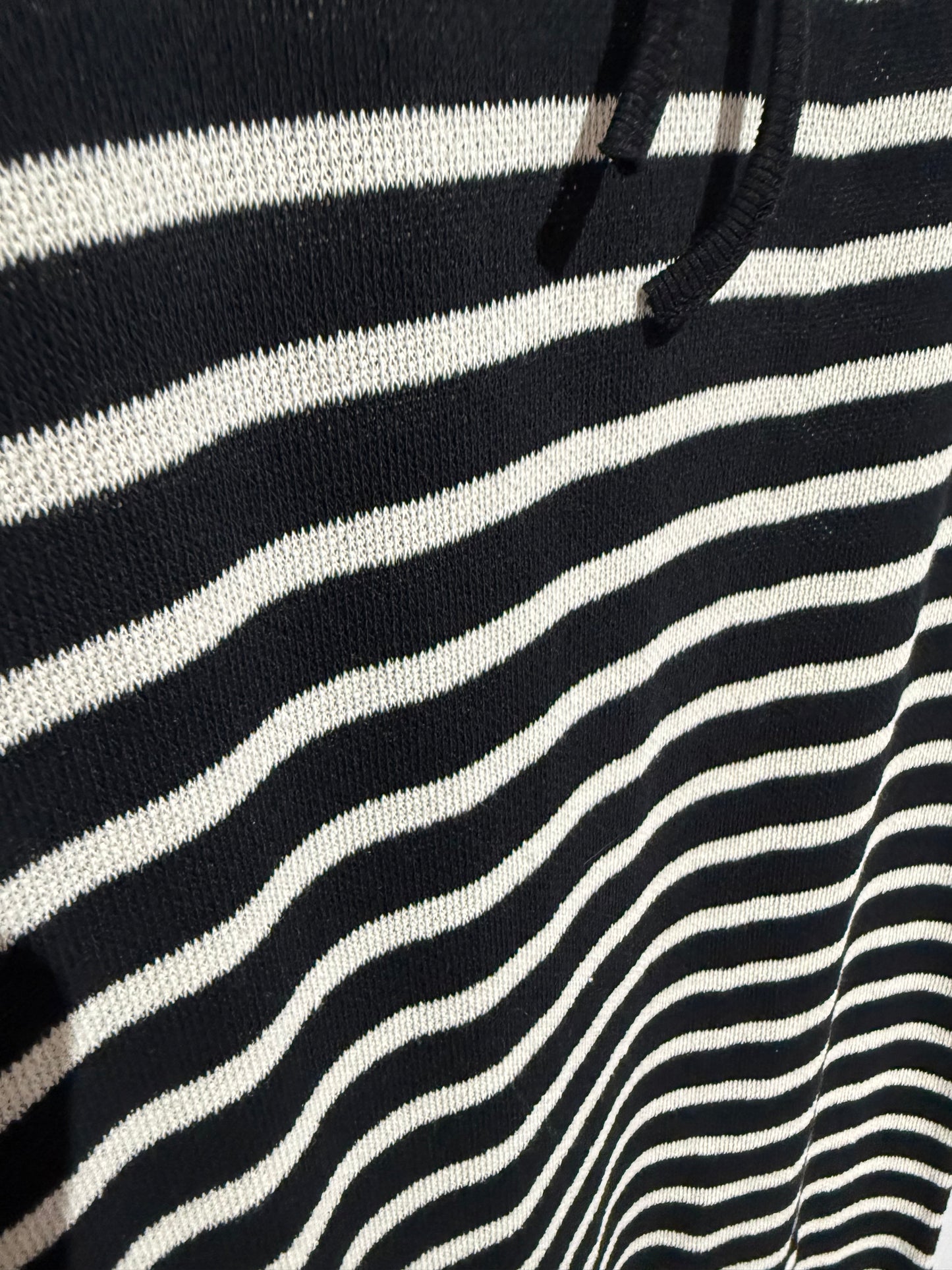 STRICKKLEID GESTREIFT -1473- SCHWARZ - Sarahs Modeboutique
