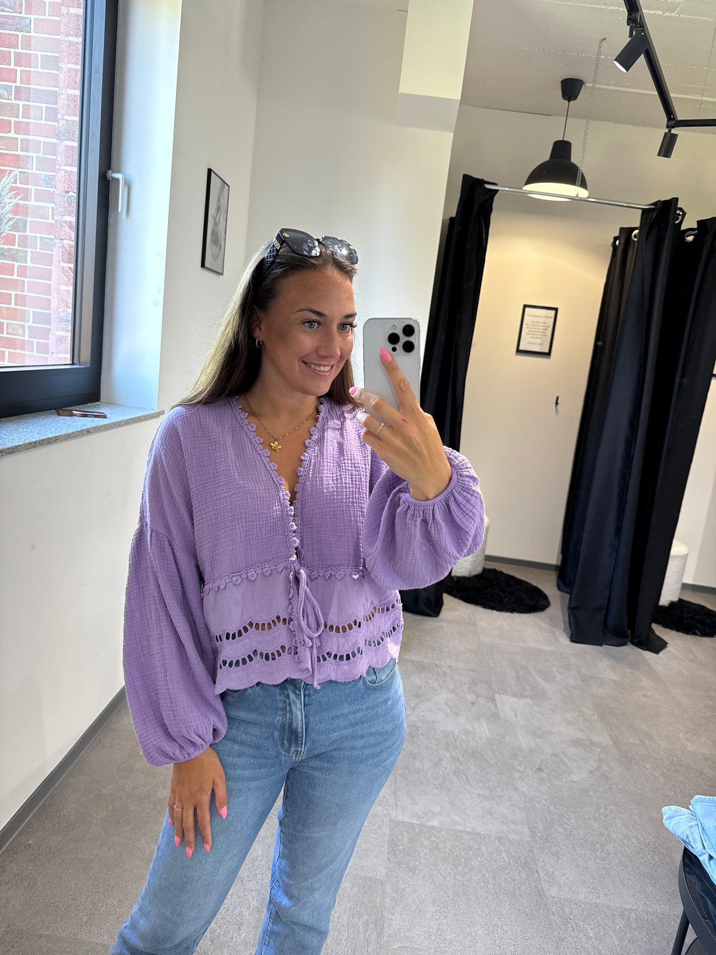 MUSSELINBLUSE MIT SPITZE -1222- FLIEDER