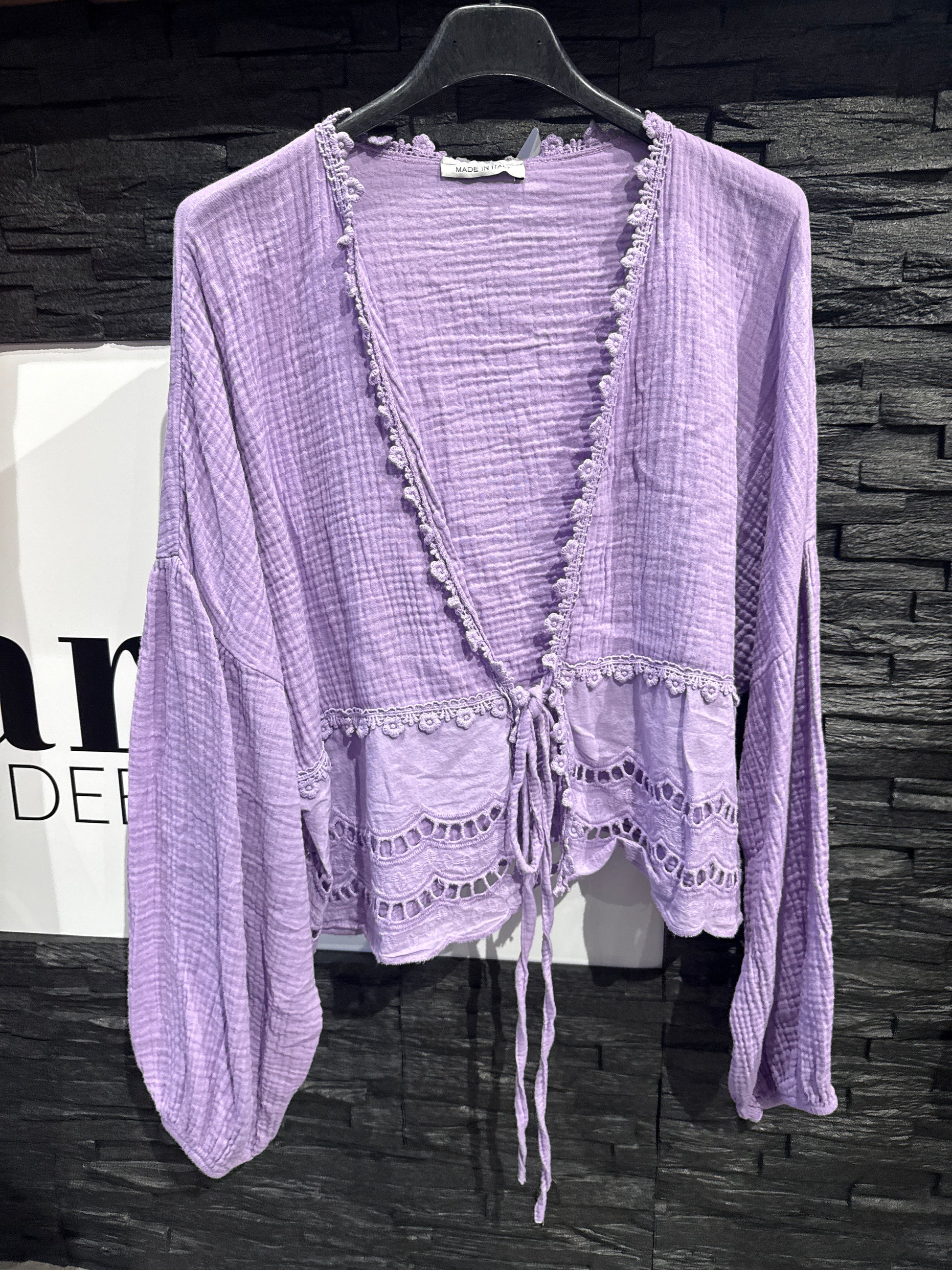 MUSSELINBLUSE MIT SPITZE -1222- FLIEDER - Sarahs Modeboutique
