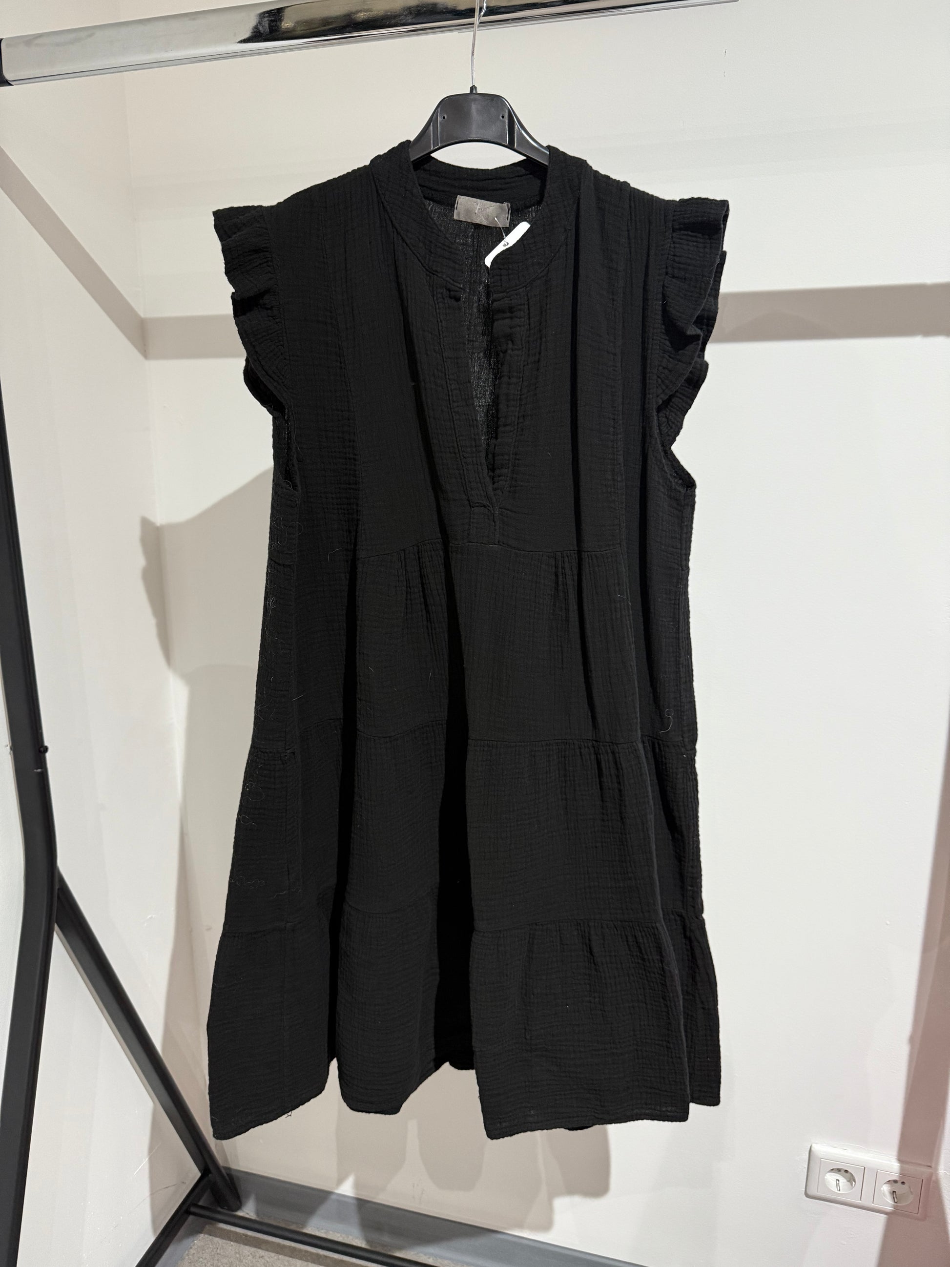 MUSSELINKLEID MIT RÜSCHEN -1463- SCHWARZ - Sarahs Modeboutique