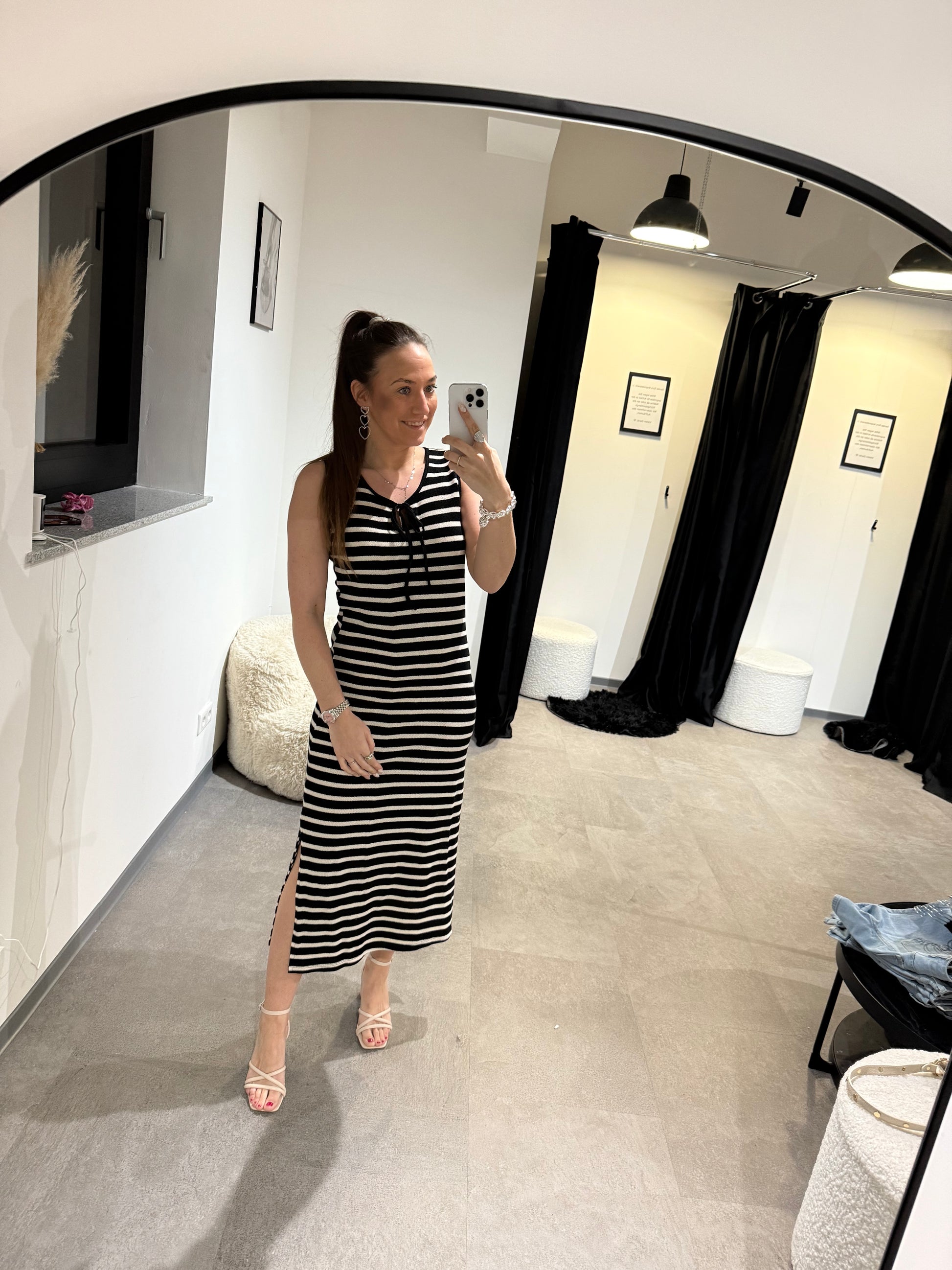 STRICKKLEID GESTREIFT -1473- SCHWARZ - Sarahs Modeboutique