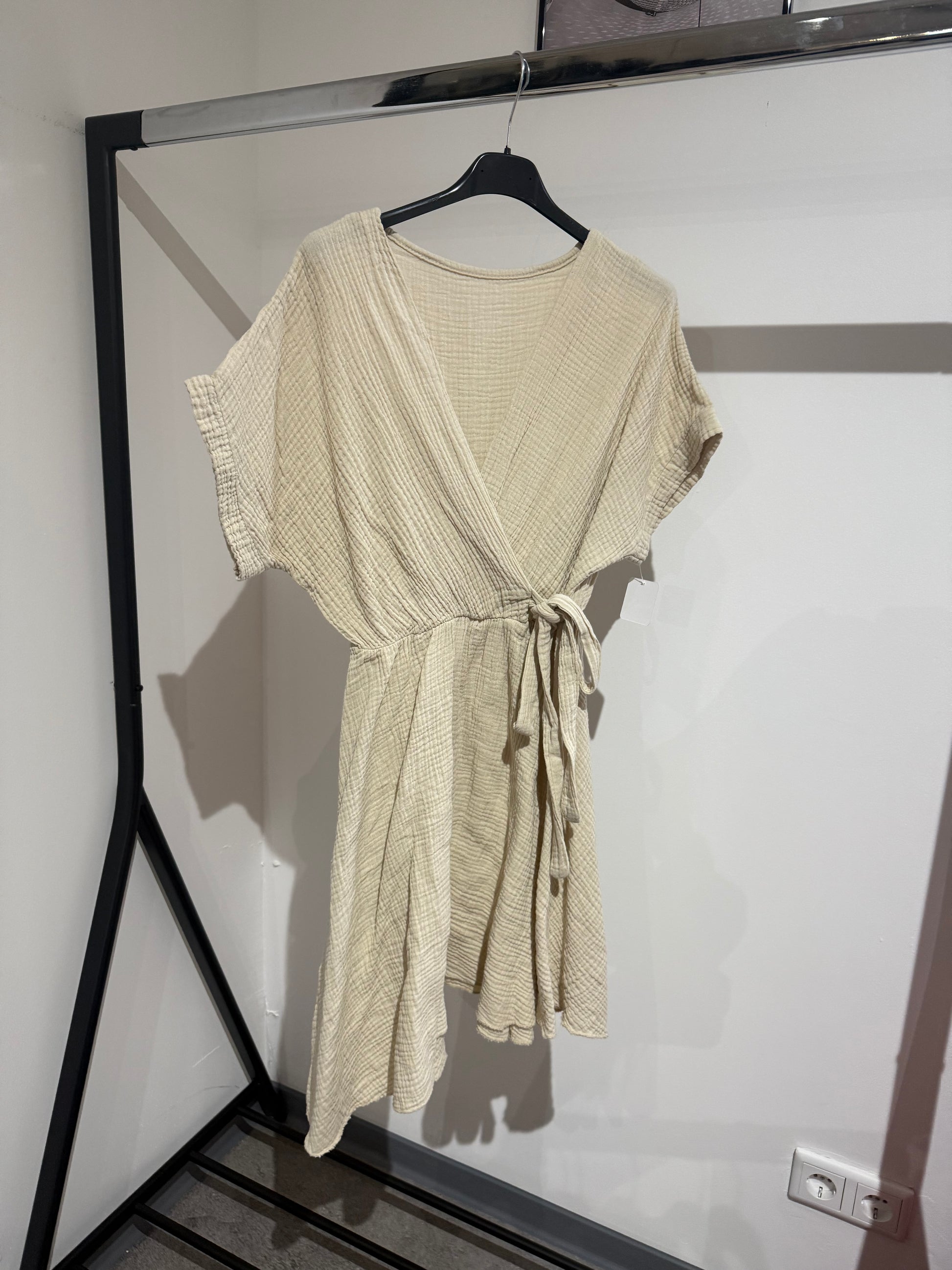 MUSSELINKLEID MIT SCHLEIFE -1464- BEIGE - Sarahs Modeboutique