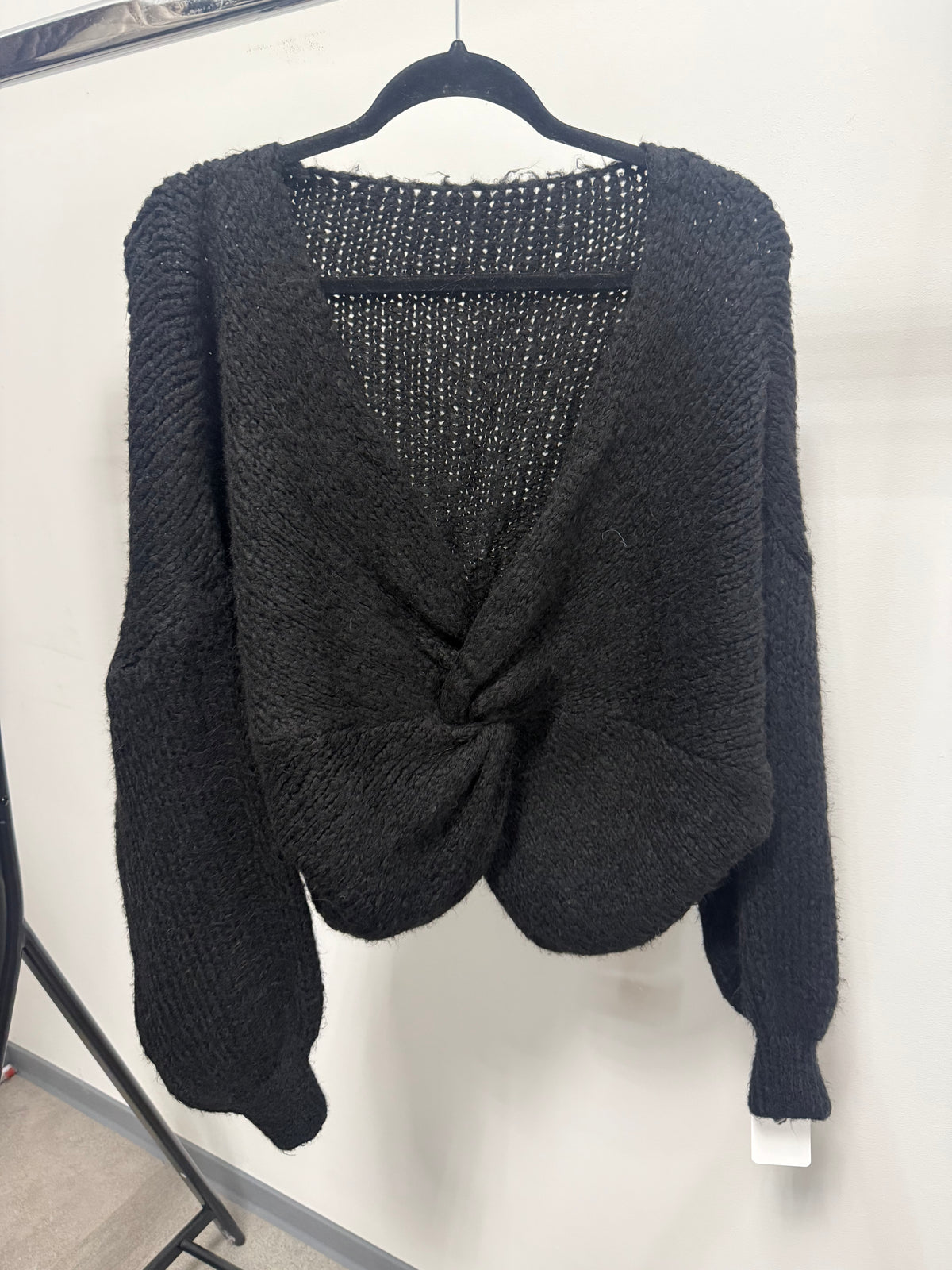 PULLOVER MIT KNOTEN -9008- SCHWARZ - Sarahs Modeboutique