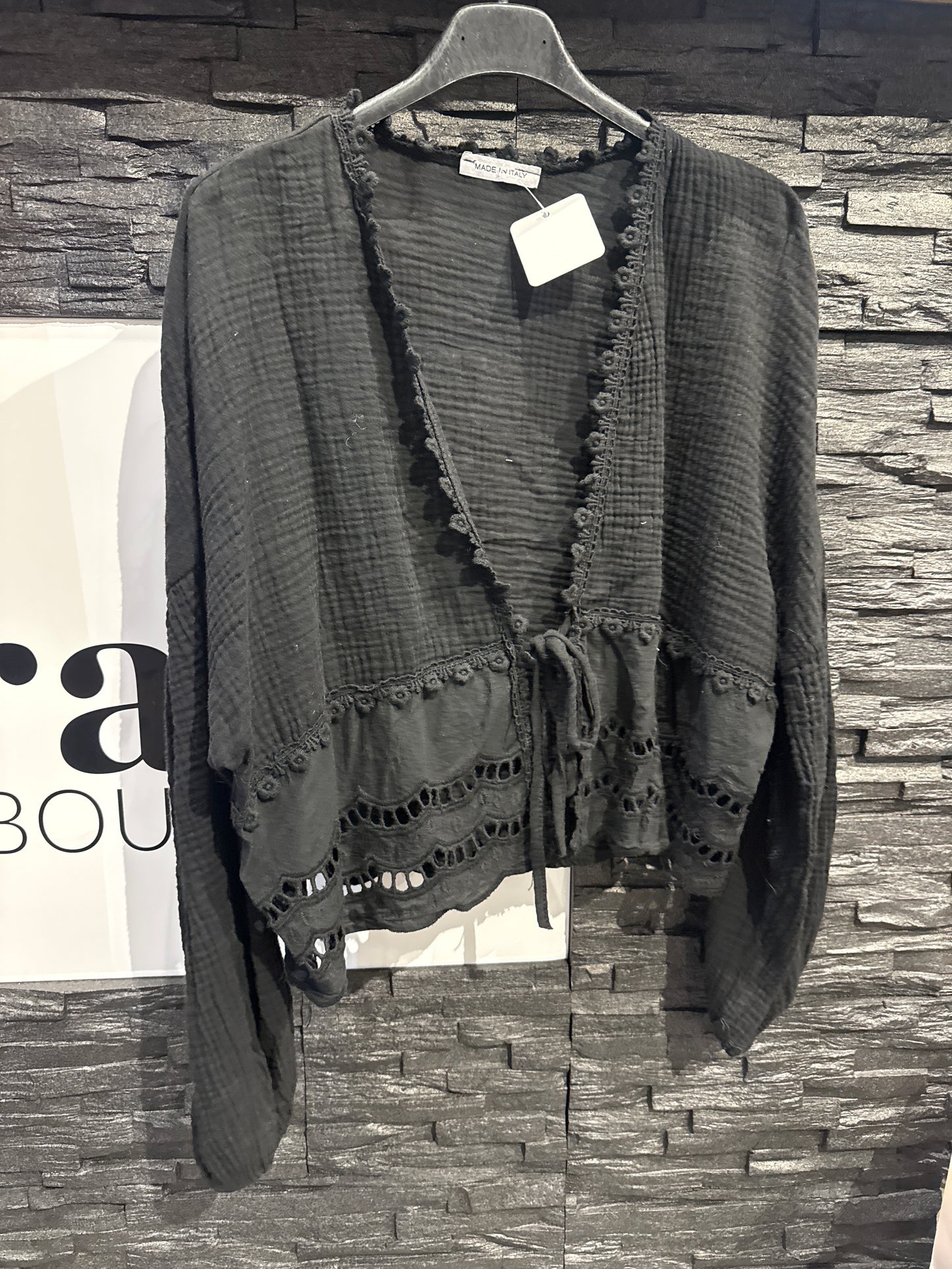 MUSSELINBLUSE MIT SPITZE -1222- SCHWARZ - Sarahs Modeboutique