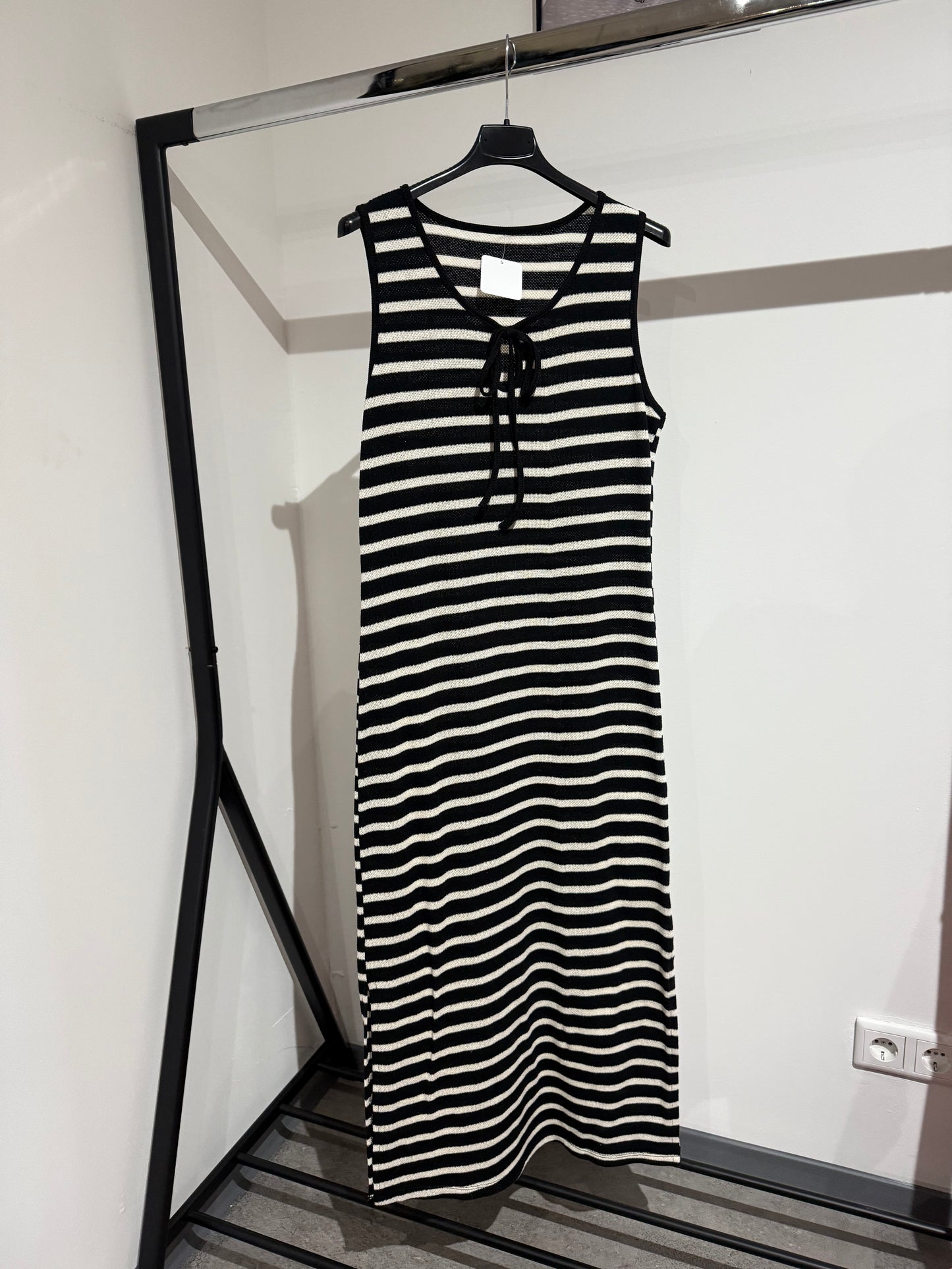 STRICKKLEID GESTREIFT -1473- SCHWARZ - Sarahs Modeboutique