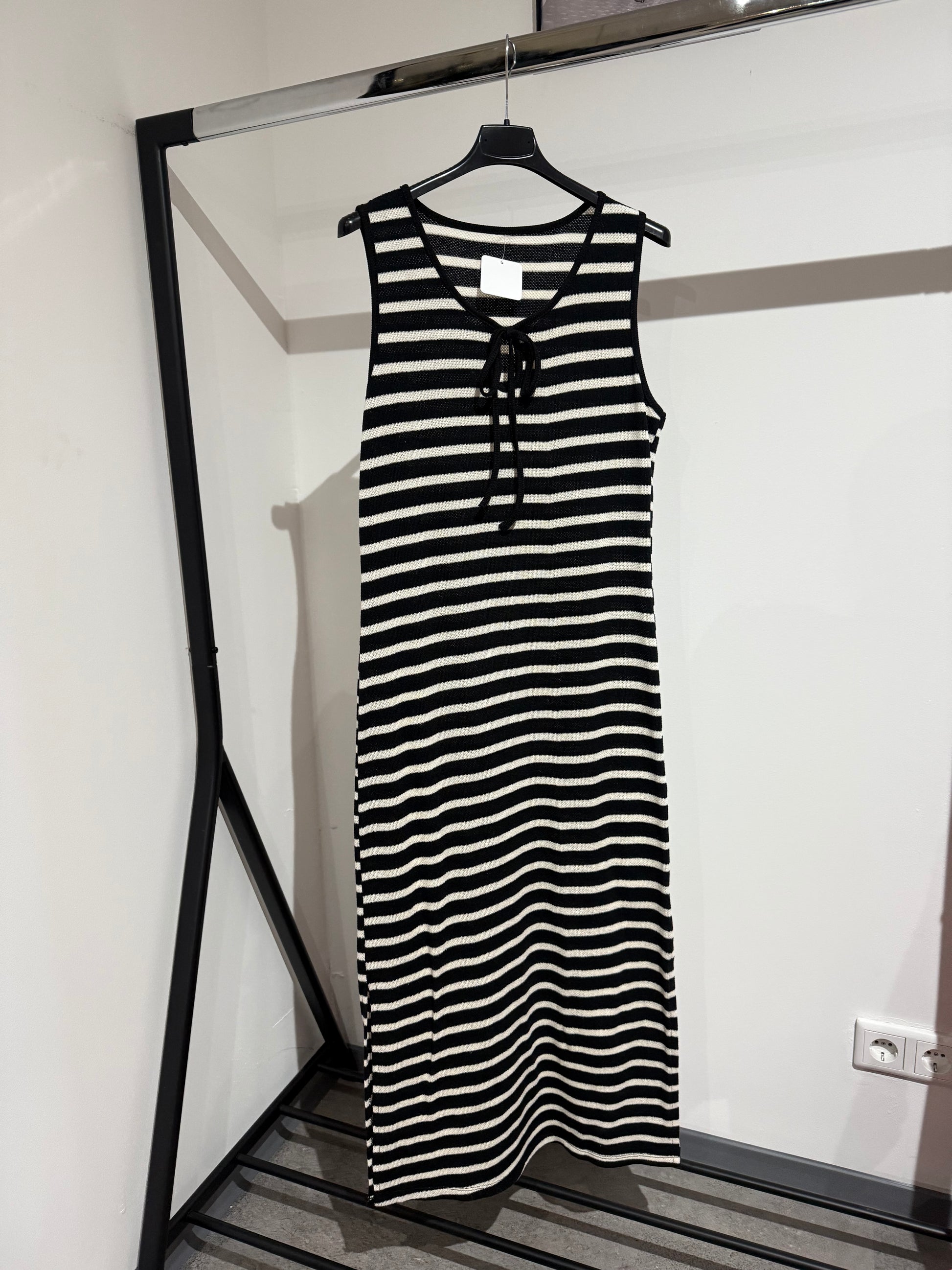 STRICKKLEID GESTREIFT -1473- SCHWARZ - Sarahs Modeboutique