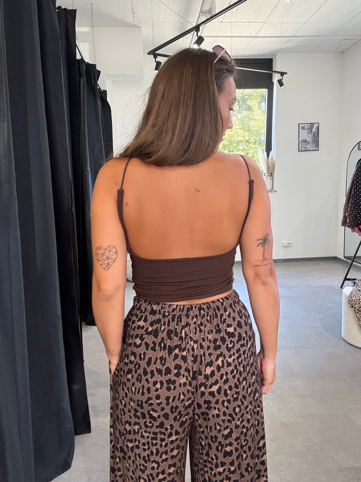BASIC TOP RÜCKENAUSSCHNITT -9899- BRAUN - Sarahs Modeboutique