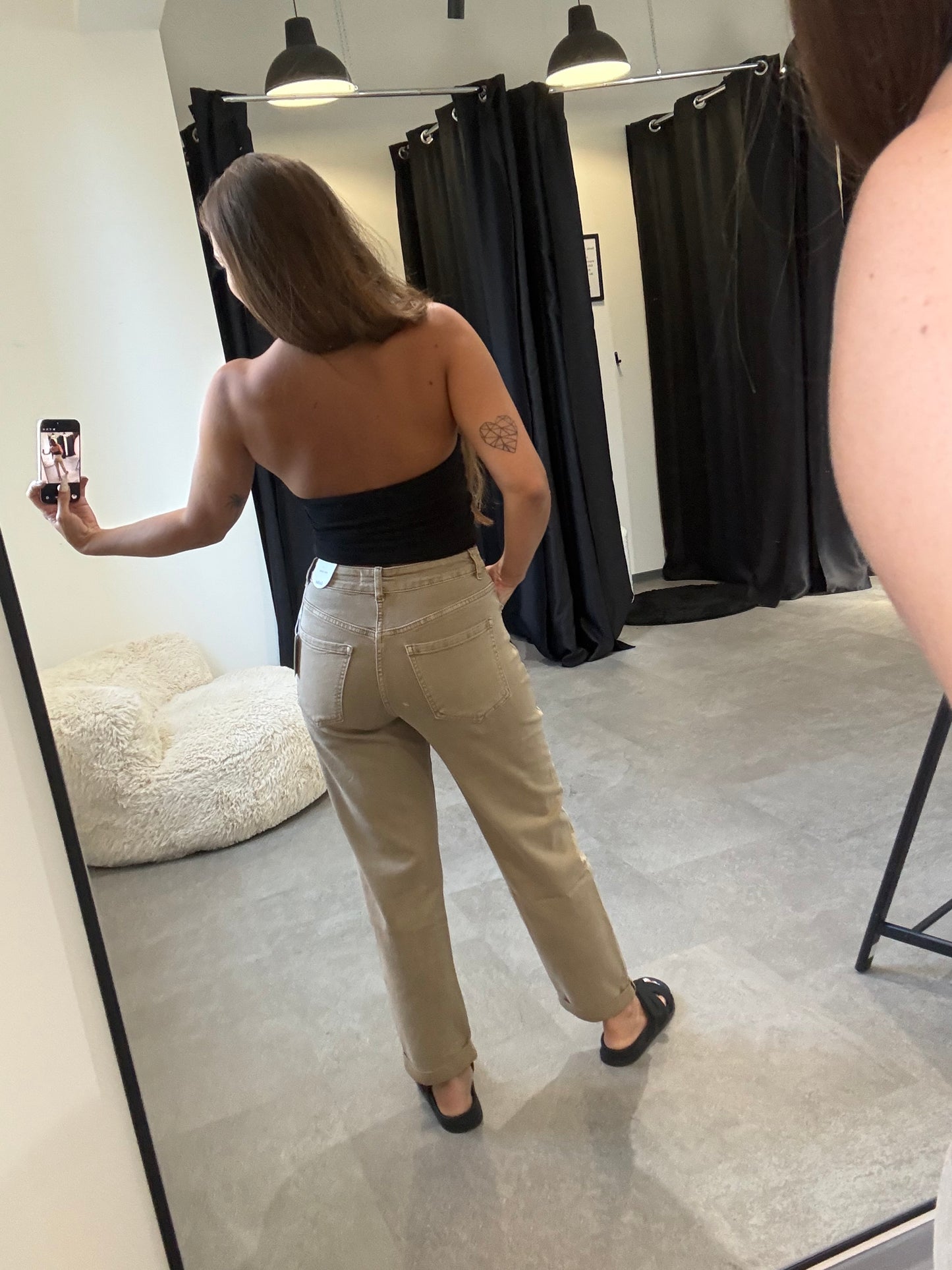 MOM JEANS TAUPE -5877- - Sarahs Modeboutique