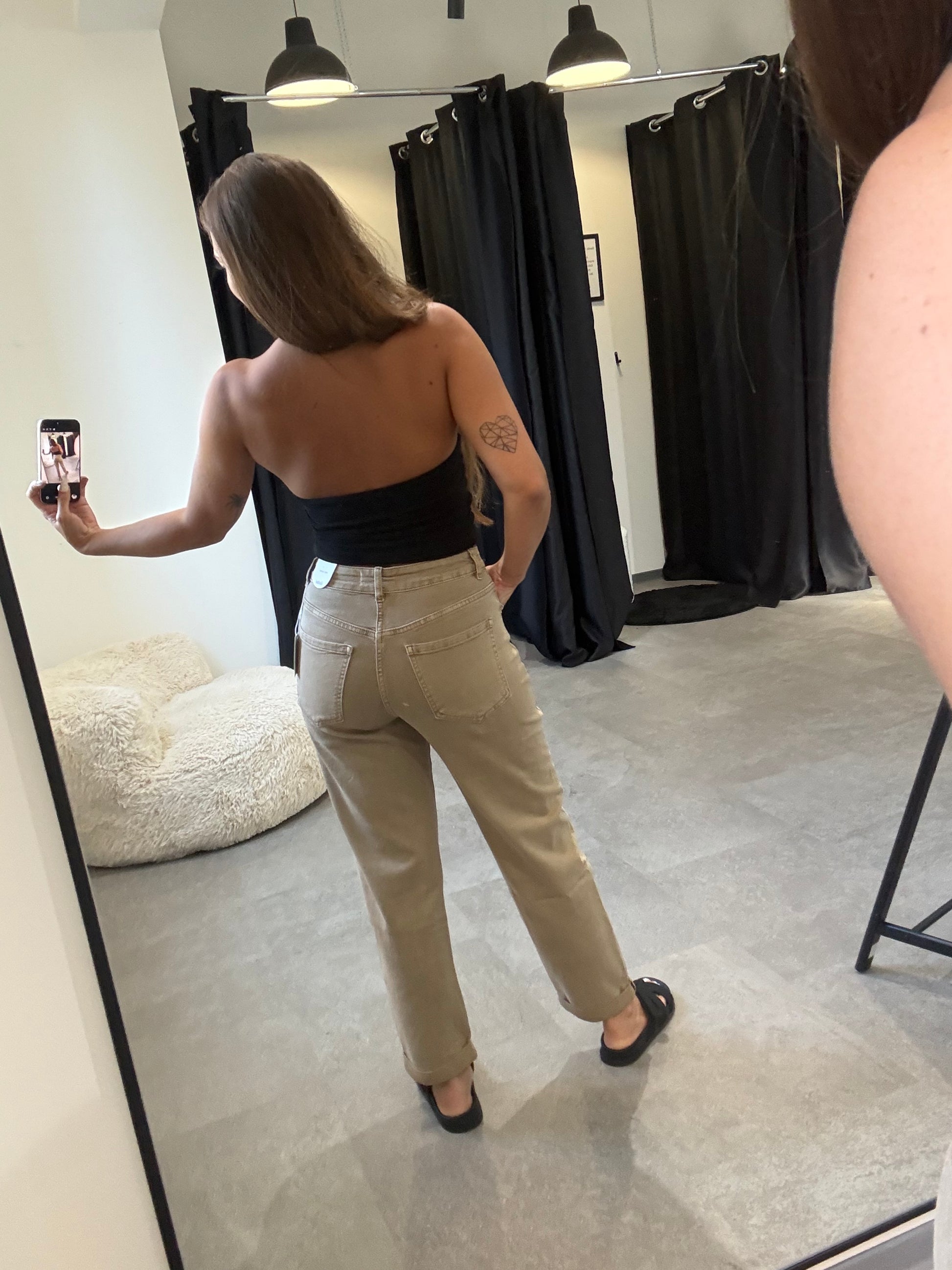 MOM JEANS TAUPE -5877- - Sarahs Modeboutique